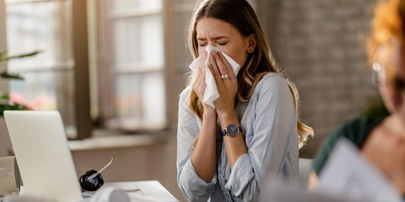 Alerjik rinit, bağışıklık sisteminin polen ve toz gibi maddelere karşı verdiği aşırı iltihabi tepkidir. Saman nezlesi nedenleri ve tedavi yollarını inceledik.