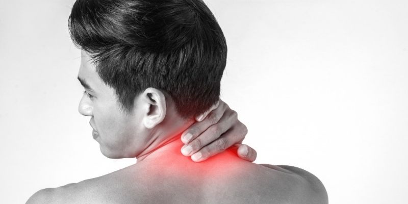 Boyun fıtığı belirtileri arasında en sık görülenler kolların uyuşması, eldeki güç kaybı ve boyun ağrısıdır. Belirtileri fark edip tedaviye başlamak önem taşır.