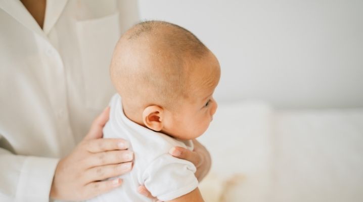 Hıçkırık tutan bir bebek