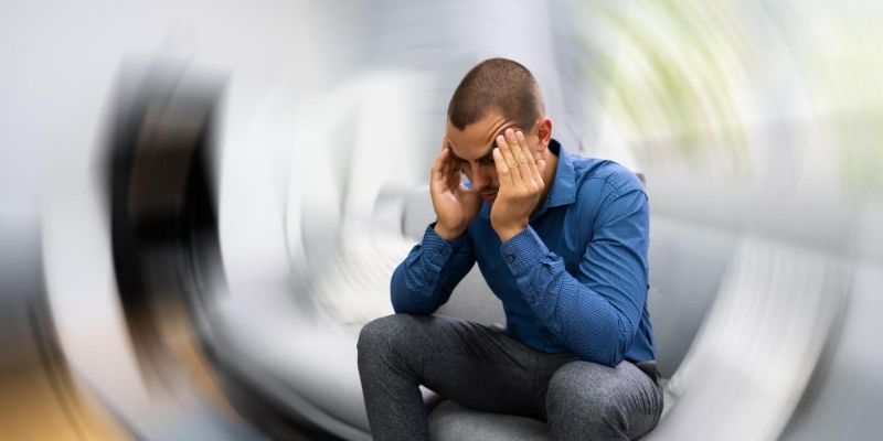 Vertigo, iç kulak veya sinir sistemindeki dengesizlikten kaynaklanan dönme hissidir. Belirtileri, türleri, nedenleri ve etkili tedavi yöntemlerini öğrenin.
