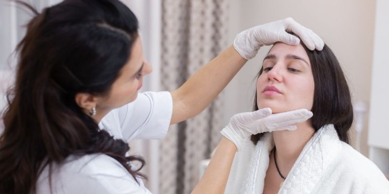 Yüz felci (Bell's palsy), yüzün bir tarafındaki kasların aniden zayıflaması veya hareketsiz kalmasıdır. Nedenleri, belirtileri ve tedavi yöntemlerini öğrenin.